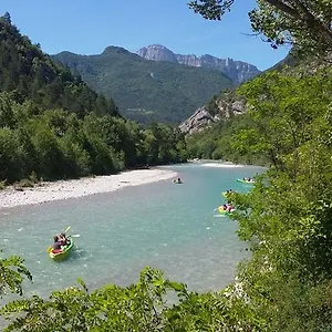 les-acacias.hotels-rhonealpes.com/